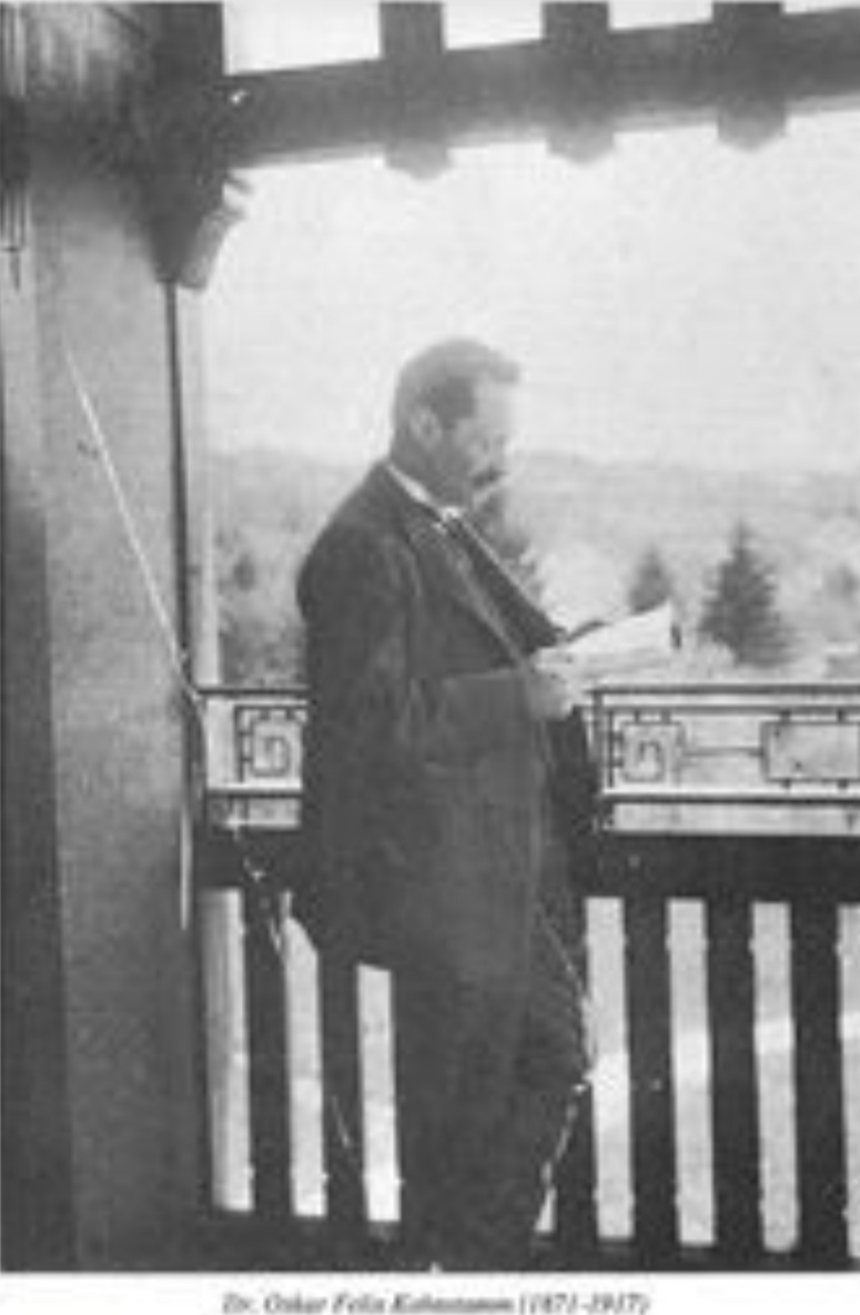Dr. Oskar Felix Kohnstamm auf dem Balkon seines Sanatoriums